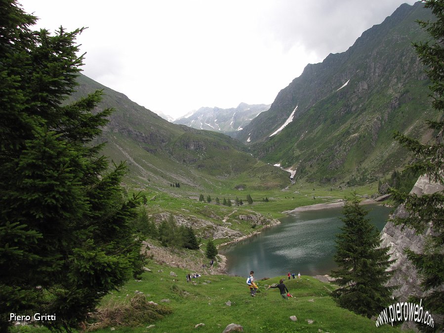 35 Scendiamo dal èpunto più alto della diga al lago.jpg - 35 Scendiamo dal punto più alto della diga al lago